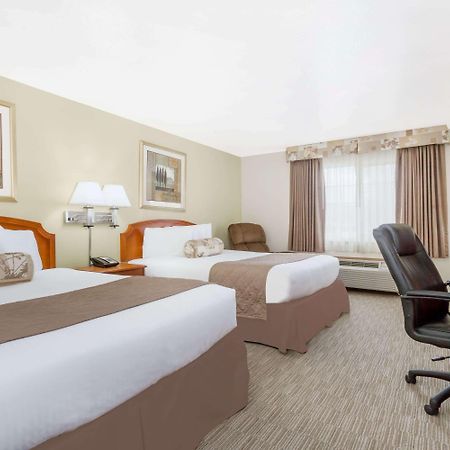 Ramada By Wyndham Ely Hotel Exterior foto