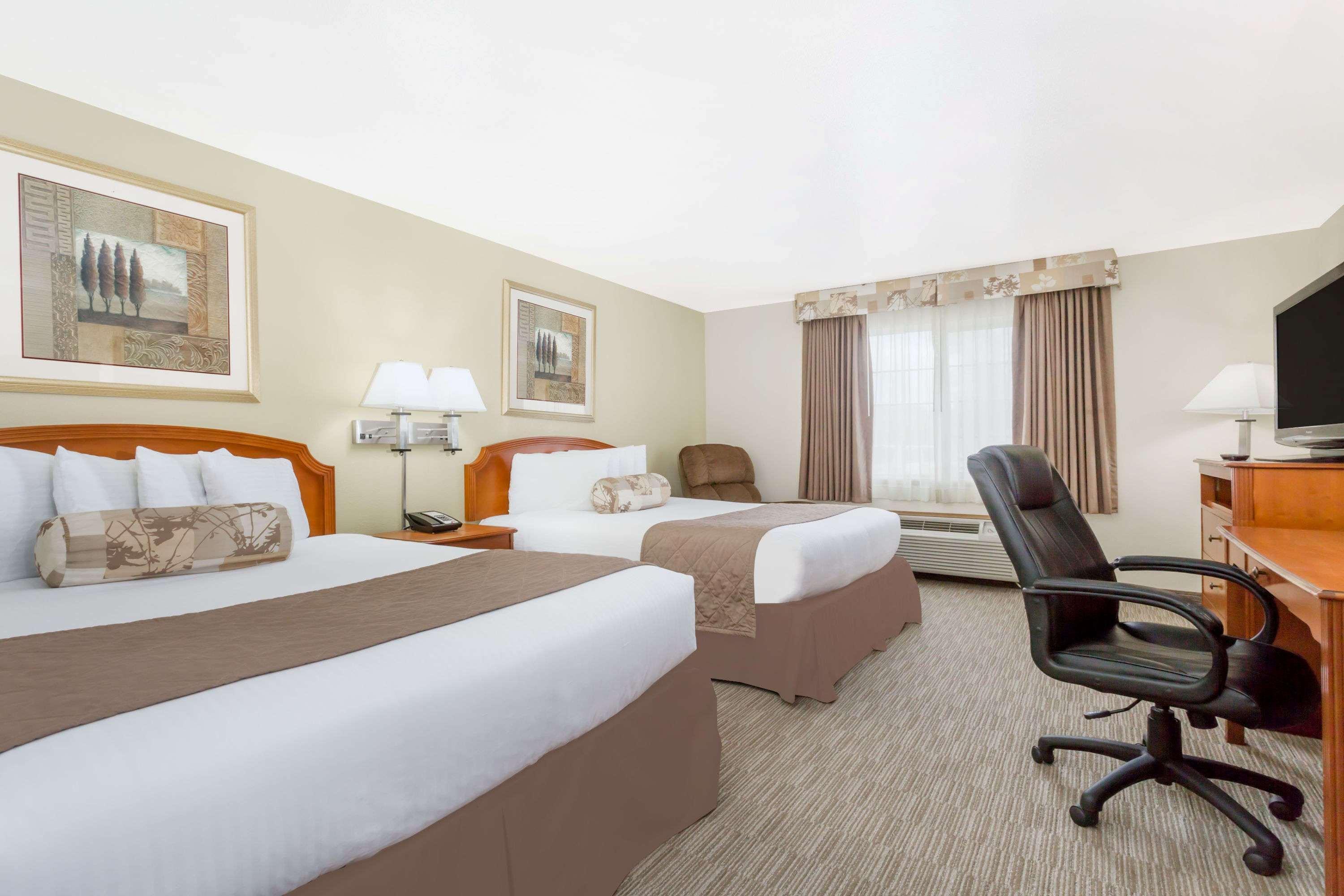 Ramada By Wyndham Ely Hotel Exterior foto