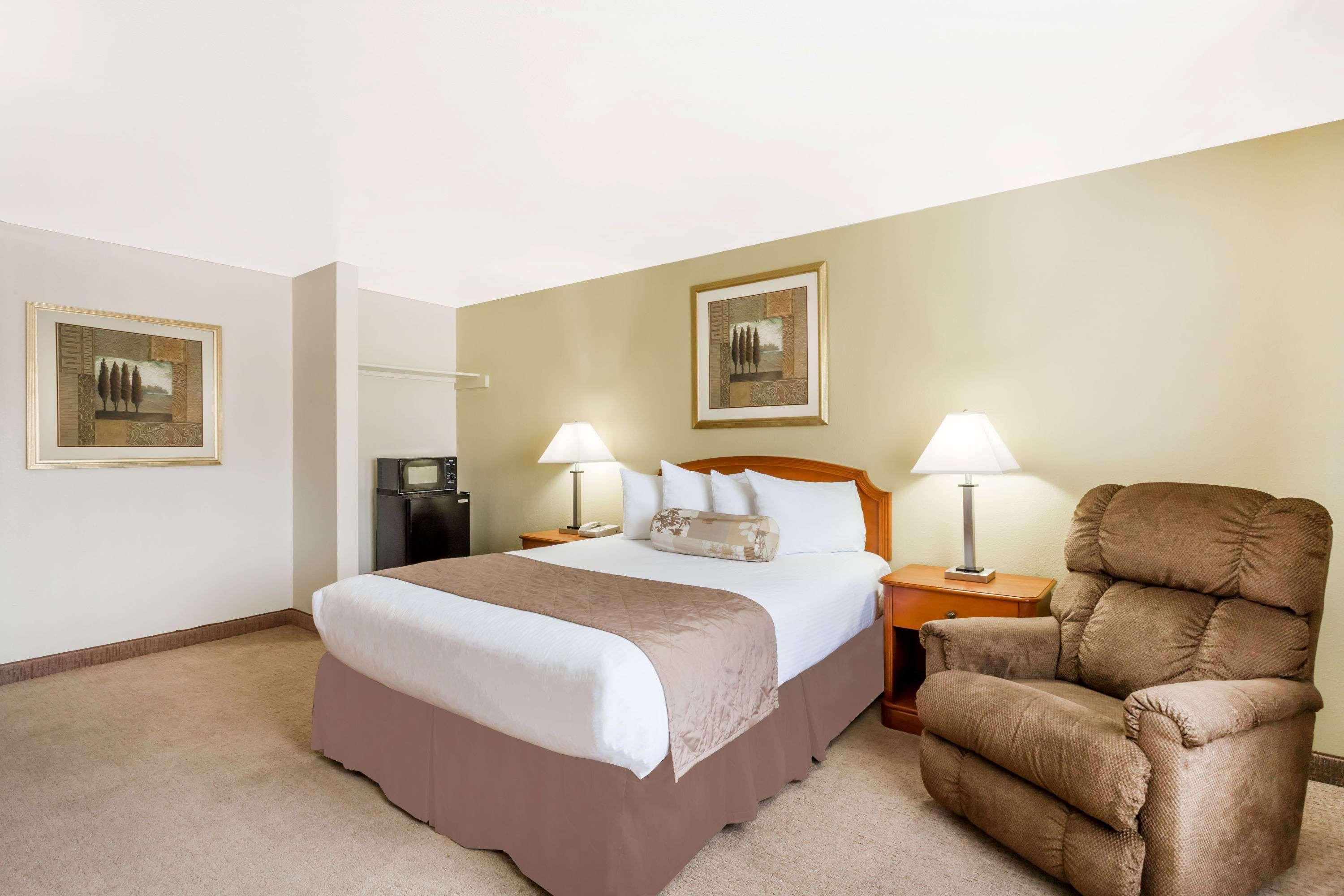 Ramada By Wyndham Ely Hotel Exterior foto