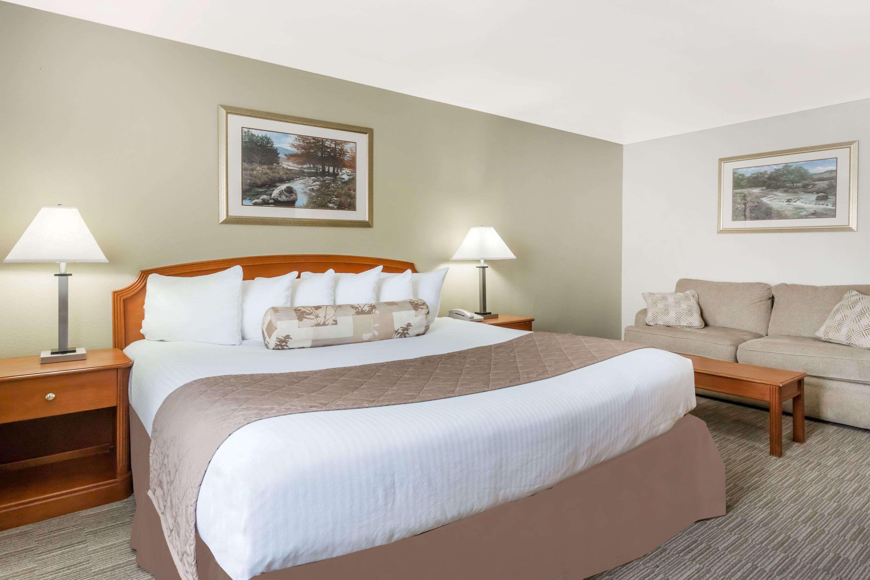 Ramada By Wyndham Ely Hotel Exterior foto