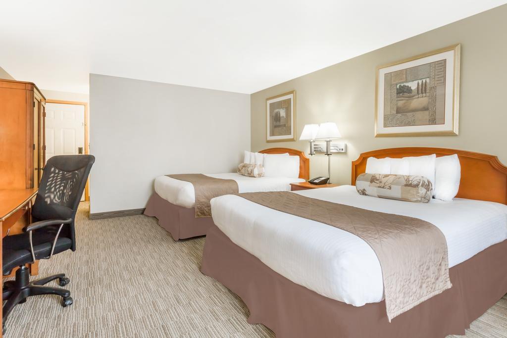 Ramada By Wyndham Ely Hotel Exterior foto