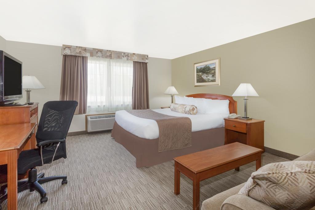Ramada By Wyndham Ely Hotel Exterior foto